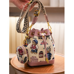 北包包2026新款小熊刺綉質感帆布休閒水桶包女撞色抽繩單肩斜後後背包