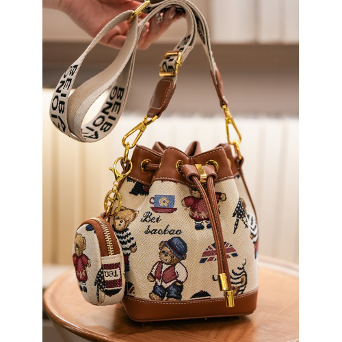 北包包2026新款小熊刺綉質感帆布休閒水桶包女撞色抽繩單肩斜後後背包