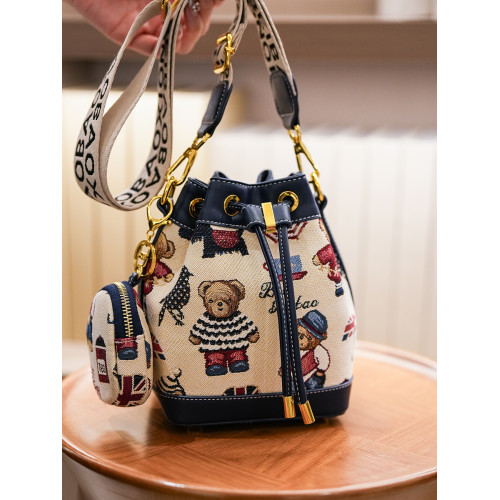 北包包2026新款小熊刺綉質感帆布休閒水桶包女撞色抽繩單肩斜後後背包