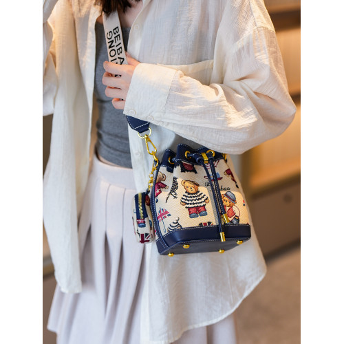 北包包2026新款小熊刺綉質感帆布休閒水桶包女撞色抽繩單肩斜後後背包