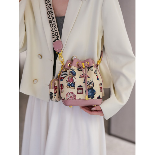 北包包2026新款小熊刺綉質感帆布休閒水桶包女撞色抽繩單肩斜後後背包