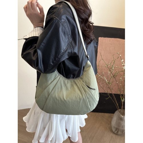 夏季女包2025新款潮休閒大容量通勤餃子包包女時尚簡約單肩斜後後背包