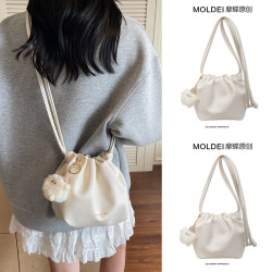 秋冬大容量高級感上班通勤水桶包包女2026新款白色皮質斜背雲朵包