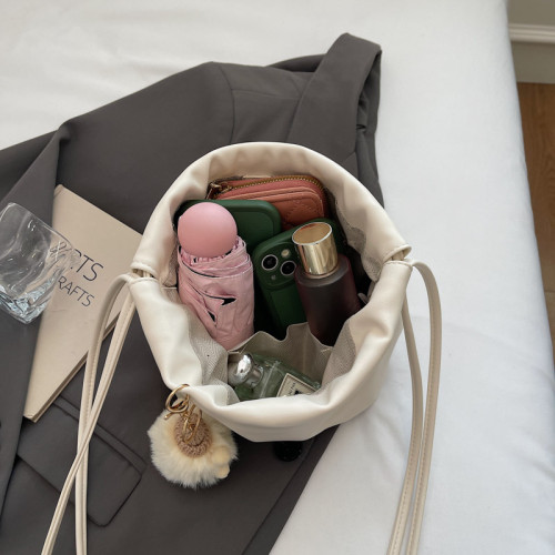 秋冬大容量高級感上班通勤水桶包包女2026新款白色皮質斜背雲朵包