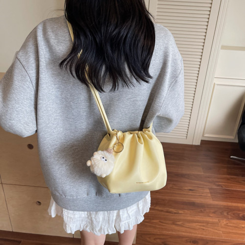 秋冬大容量高級感上班通勤水桶包包女2026新款白色皮質斜背雲朵包