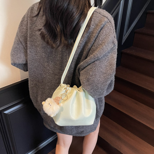 秋冬大容量高級感上班通勤水桶包包女2026新款白色皮質斜背雲朵包