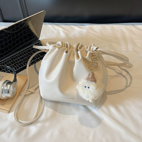 秋冬大容量高級感上班通勤水桶包包女2026新款白色皮質斜背雲朵包