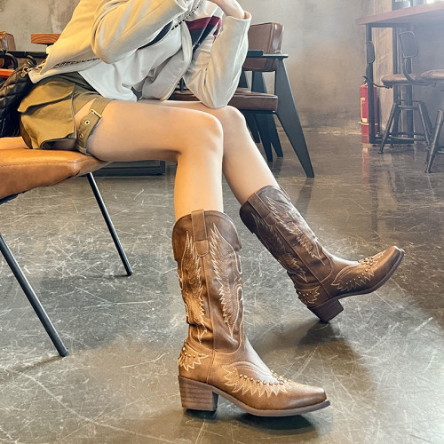 鉚釘西部牛仔靴女2026冬季復古刺綉v口尖頭棕色長筒靴粗跟騎士靴