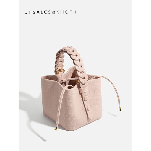 【三川田】奶昔粉菜籃子手提包高級感真皮編織水桶包斜背2026新款 【三川田】奶昔粉菜籃子手提包高級感真皮編織水桶包斜背2026新款