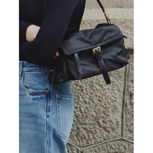 單肩腋下黑色尼龍帆布枕頭包包女式2026新款輕奢小衆高級感手提包 單肩腋下黑色尼龍帆布枕頭包包女式2026新款輕奢小衆高級感手提包