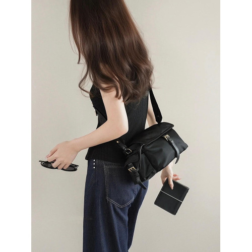 單肩腋下黑色尼龍帆布枕頭包包女式2026新款輕奢小衆高級感手提包 單肩腋下黑色尼龍帆布枕頭包包女式2026新款輕奢小衆高級感手提包