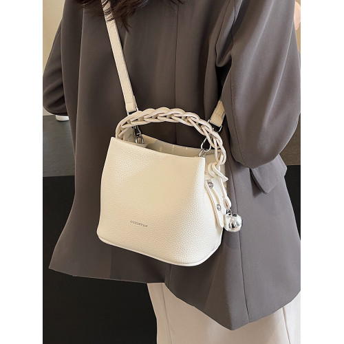 今年流行爆款包包女2026新款秋冬百搭單肩斜後後背包設計感手提水桶包