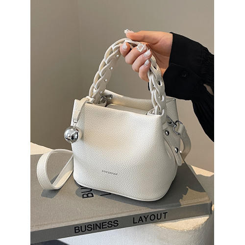 今年流行爆款包包女2026新款秋冬百搭單肩斜後後背包設計感手提水桶包