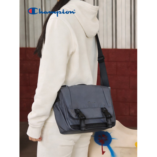 champion冠軍新款大號通勤繙蓋郵差包電腦包男女單肩斜後後背包春夏