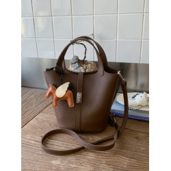 韓國小衆手提水桶包女2025新款復古荔枝紋菜籃子包鎖釦單肩斜後後背包