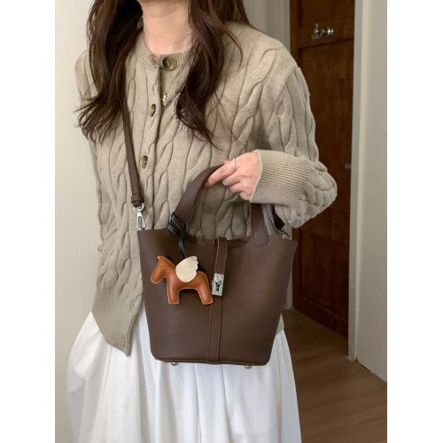 韓國小衆手提水桶包女2025新款復古荔枝紋菜籃子包鎖釦單肩斜後後背包