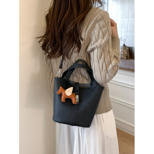 韓國小衆手提水桶包女2025新款復古荔枝紋菜籃子包鎖釦單肩斜後後背包