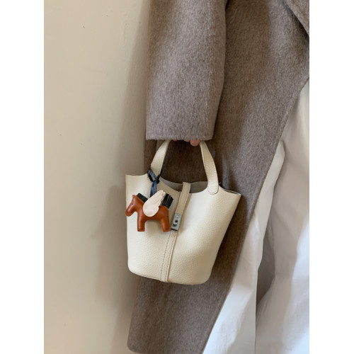 韓國小衆手提水桶包女2025新款復古荔枝紋菜籃子包鎖釦單肩斜後後背包