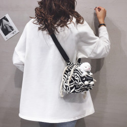 可愛小羊帆布斜後後背包包包女學生新款單肩包日系ins少女水桶小包潮