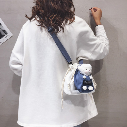 可愛小羊帆布斜後後背包包包女學生新款單肩包日系ins少女水桶小包潮