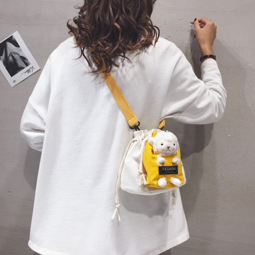 可愛小羊帆布斜後後背包包包女學生新款單肩包日系ins少女水桶小包潮