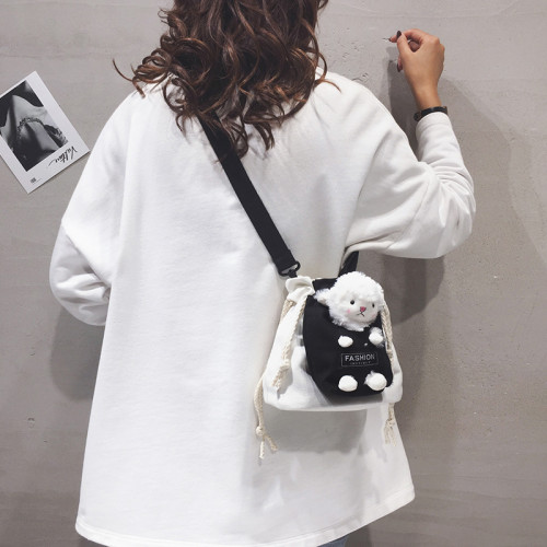 可愛小羊帆布斜後後背包包包女學生新款單肩包日系ins少女水桶小包潮