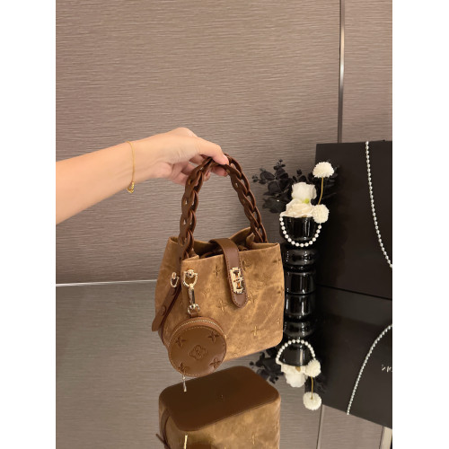 MYFSNH輕奢小衆壓花手提包女百搭通勤單肩斜後後背包高級感百搭水桶包