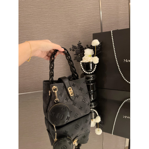 MYFSNH輕奢小衆壓花手提包女百搭通勤單肩斜後後背包高級感百搭水桶包