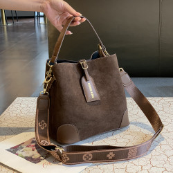 2026新款復古反絨皮女包美拉德色系水桶包小衆高級單肩斜背手提包