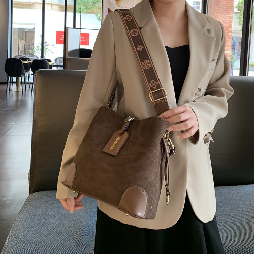 2026新款復古反絨皮女包美拉德色系水桶包小衆高級單肩斜背手提包