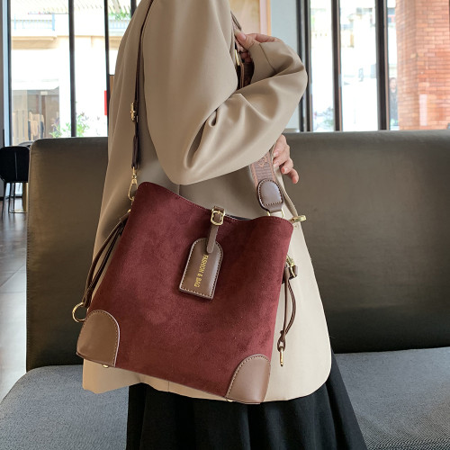 2026新款復古反絨皮女包美拉德色系水桶包小衆高級單肩斜背手提包