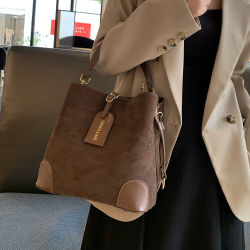 2026新款復古反絨皮女包美拉德色系水桶包小衆高級單肩斜背手提包