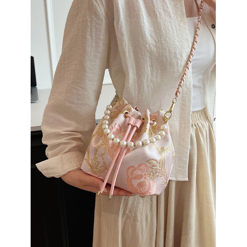 手拎珍珠水桶包女2025夏季新中式刺綉單肩包小衆簡約高級感斜後後背包