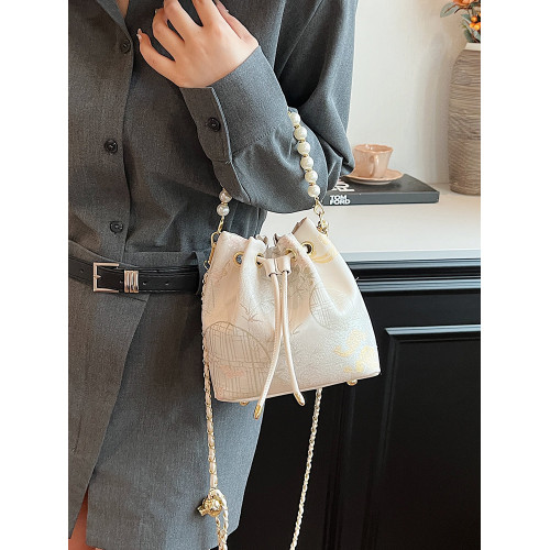 手拎珍珠水桶包女2025夏季新中式刺綉單肩包小衆簡約高級感斜後後背包