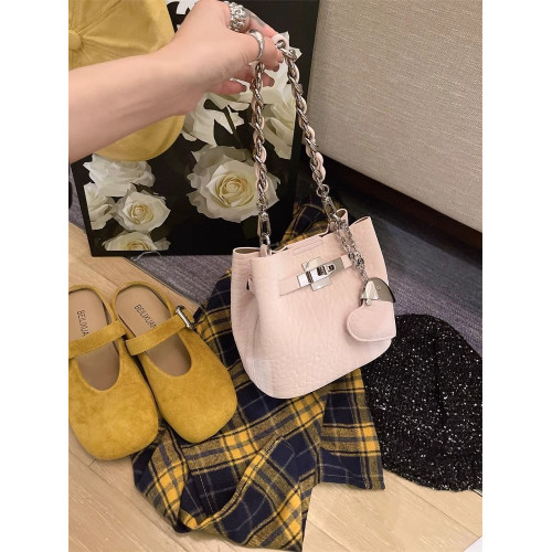 白緹雅2025新款小衆設計高級感水桶包女時尚百搭單肩斜後後背包輕奢