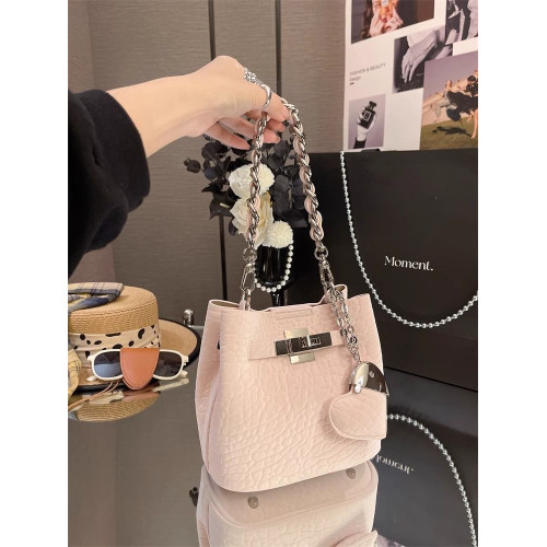 白緹雅2025新款小衆設計高級感水桶包女時尚百搭單肩斜後後背包輕奢