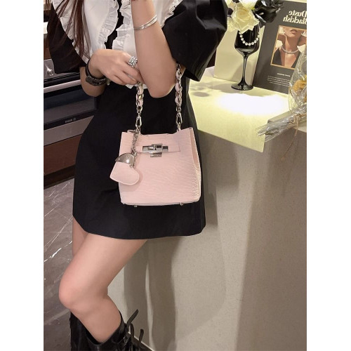 白緹雅2025新款小衆設計高級感水桶包女時尚百搭單肩斜後後背包輕奢