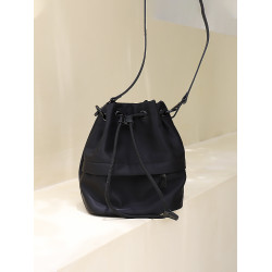 水桶包女新款2026高級感小衆抽帶斜後後背包輕便時尚布包女運動戶外包