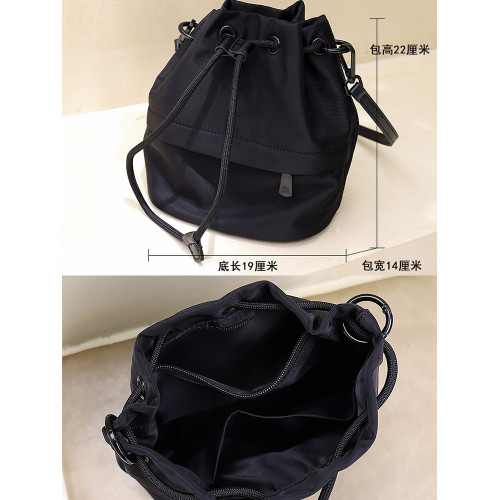 水桶包女新款2026高級感小衆抽帶斜後後背包輕便時尚布包女運動戶外包