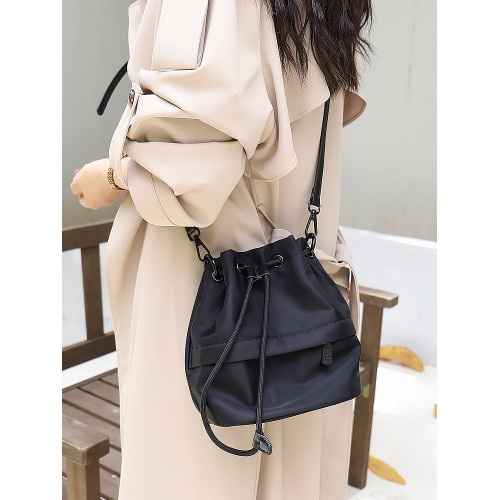 水桶包女新款2026高級感小衆抽帶斜後後背包輕便時尚布包女運動戶外包