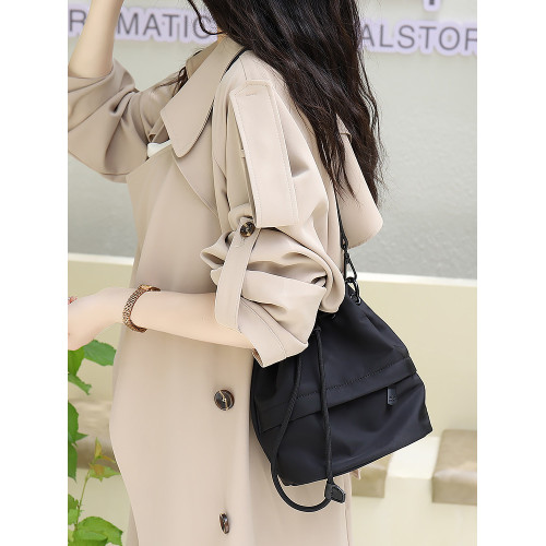 水桶包女新款2026高級感小衆抽帶斜後後背包輕便時尚布包女運動戶外包