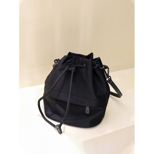 水桶包女新款2026高級感小衆抽帶斜後後背包輕便時尚布包女運動戶外包