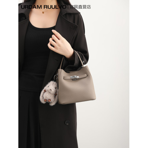 UR輕奢軟皮水桶包女式2025新款荔枝紋手提包高級感單肩百搭斜後後背包