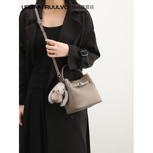 UR輕奢軟皮水桶包女式2025新款荔枝紋手提包高級感單肩百搭斜後後背包