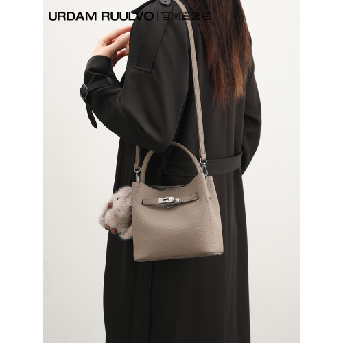 UR輕奢軟皮水桶包女式2025新款荔枝紋手提包高級感單肩百搭斜後後背包