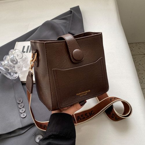 小衆韓版復古春夏百搭通勤寬肩帶斜後後背包包女2026新款高級感水桶包