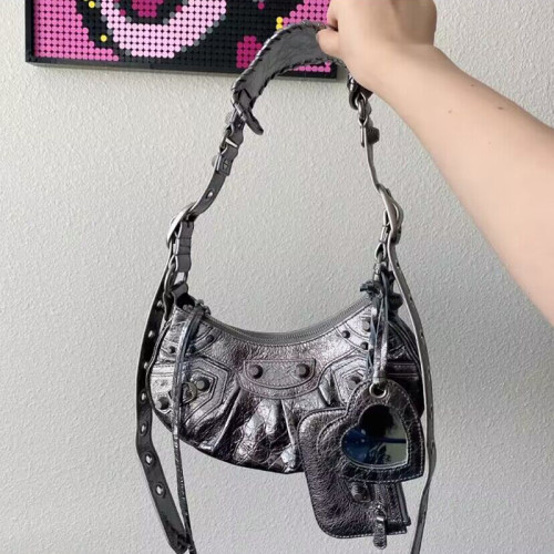 26新款mini機車包腋下包鉚釘流蘇三合一月牙褶皺牛皮單肩斜背女包 26新款mini機車包腋下包鉚釘流蘇三合一月牙褶皺牛皮單肩斜背女包