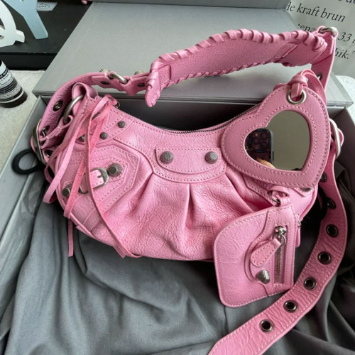 26新款mini機車包腋下包鉚釘流蘇三合一月牙褶皺牛皮單肩斜背女包 26新款mini機車包腋下包鉚釘流蘇三合一月牙褶皺牛皮單肩斜背女包