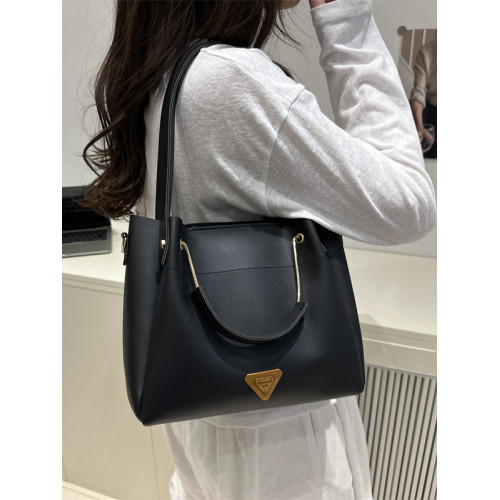 高級感小衆時尚手拎水桶包女2025新款潮菜籃子上班通勤單肩斜後後背包