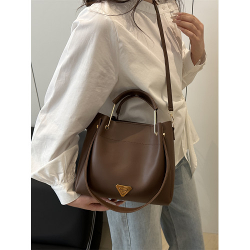 高級感小衆時尚手拎水桶包女2025新款潮菜籃子上班通勤單肩斜後後背包